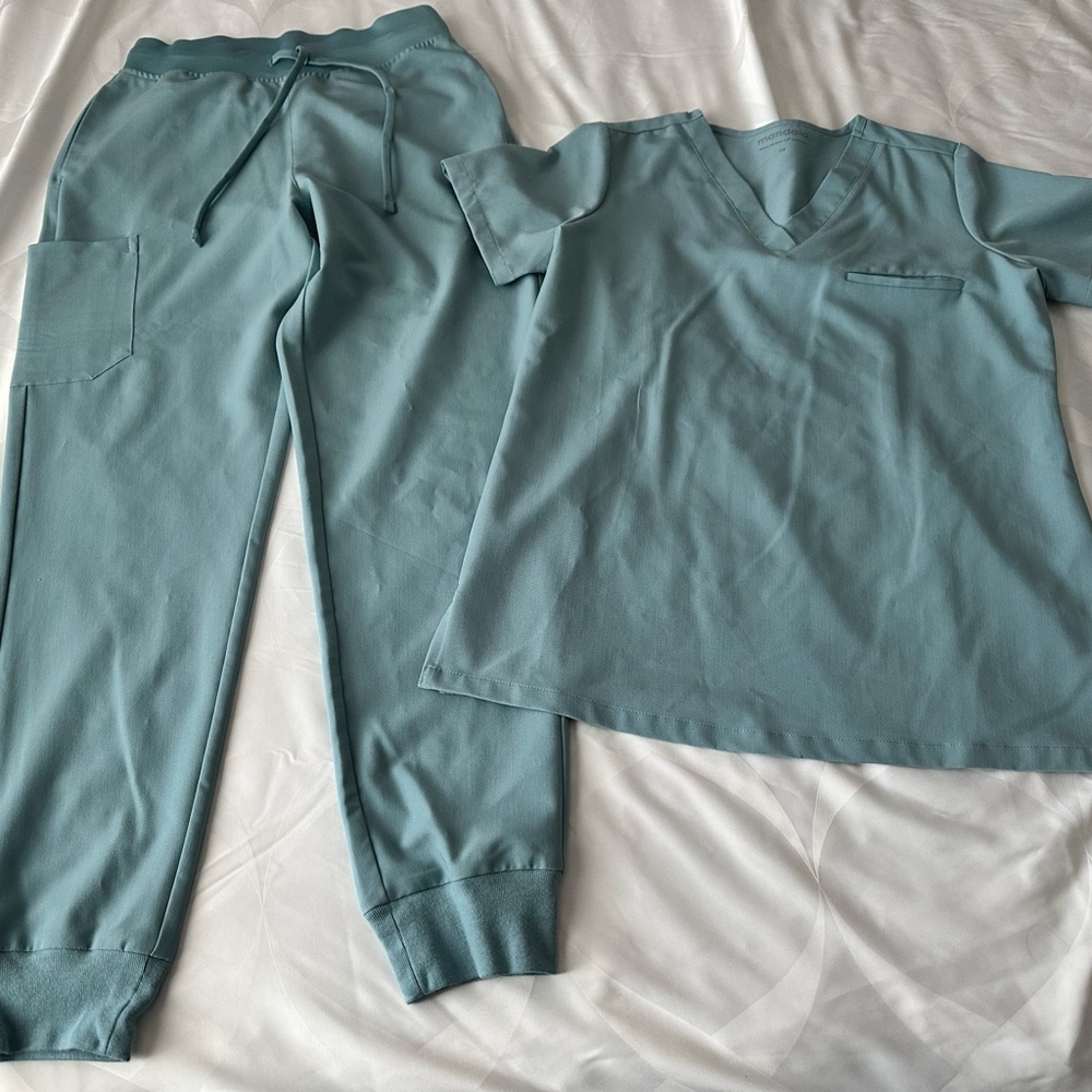 Mandala Scrubs Set in Tourmaline